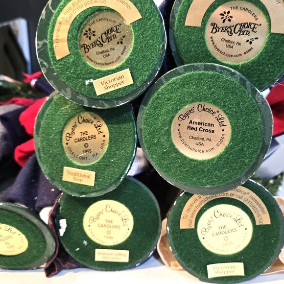 A unique collection of 12 Vintage BYERS CHOICE Ltd. Christmas Carolers - Picture 10 of 11